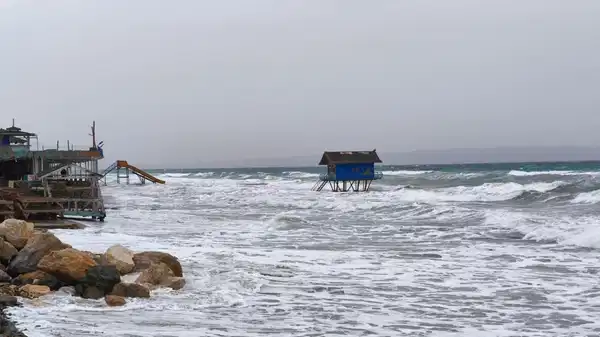 Saros’ta fırtınada dev dalgalar oluştu