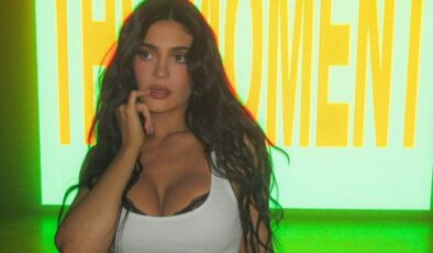 Şaşırtmaya devam ediyor! Kylie Jenner’ın nar taneli bikinisi