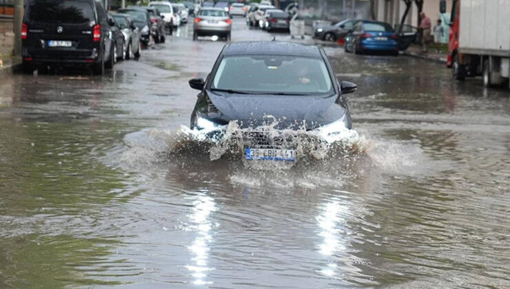 Selçuk-Aydın yolunda çökme: İzmir’de sağanak hayatı felç etti