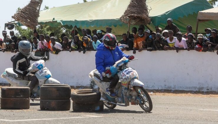 Senegal’de ‘Jakarta’ motor taksileri ralli pistinde yarıştı