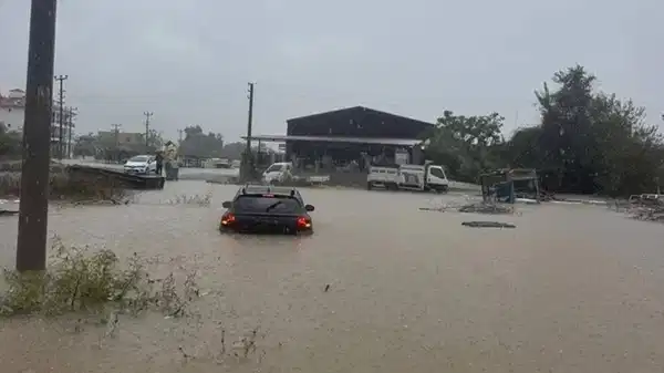 Şiddetli sağanak Ege’yi vurdu: Sel iki can aldı