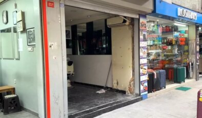 Şişli’de otomobili park edecekken dükkana daldı