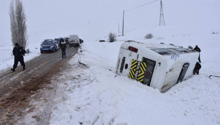 Sivas’ta feci kaza… Öğrenci servisi devrildi: Çok sayıda yaralı var!