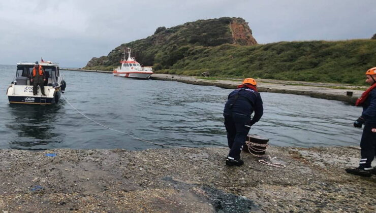 Sivriada açıklarında sürüklenen ve içinde 2 kişi bulunan tekne kurtarıldı