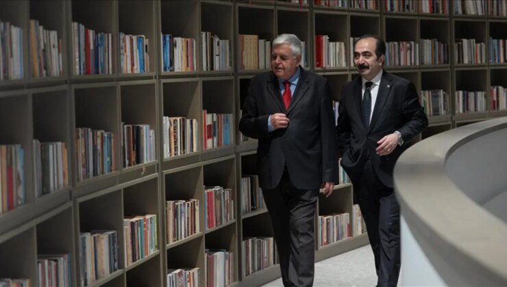 Siyaset bilimci Prof. Dr. Özdemir, 4 bini aşkın kitabını TTK’ye bağışladı