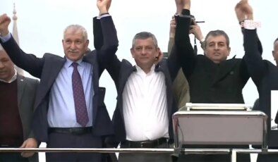 Son Dakika… Buluşma mitinge dönüştü: Özgür Özel ve Zeydan Karalar, Adana’da bir arada