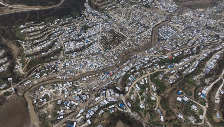 Suriye’nin İdlib ilinde şiddetli yağışlar nedeniyle 330 çadır kullanılamaz hale geldi