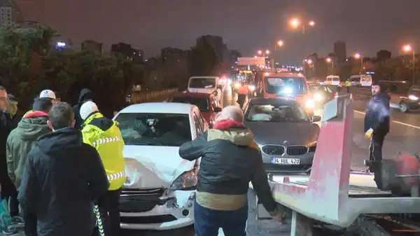 TEM Otoyolu’nda 8 araç birbirine girdi… Trafik kilitlendi!