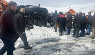 Tendürek Geçidi’nde kar küreme aracı devrildi: 2 kişi yaşamını yitirrdi