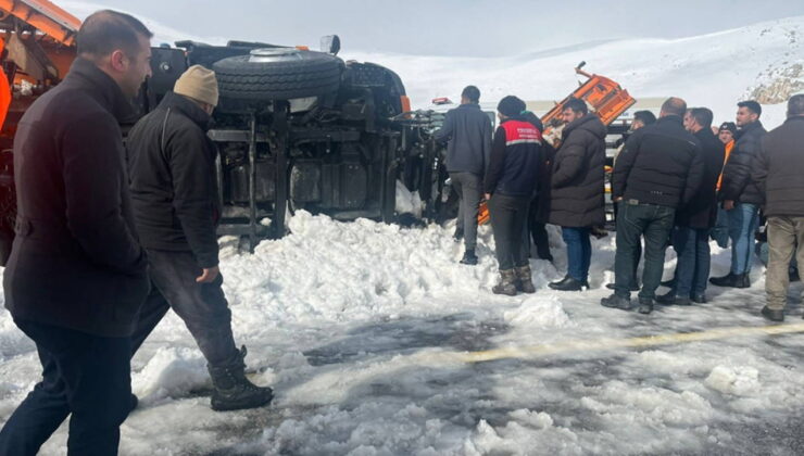 Tendürek Geçidi’nde kar küreme aracı devrildi: 2 kişi yaşamını yitirrdi