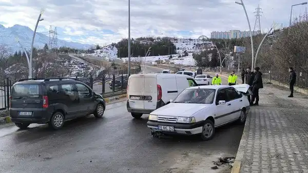 Tunceli’de 5 araç birbirine girdi: 2 kişi yaralandı!