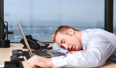 Uyudu diye işten kovuldu, mahkeme geri döndürdü