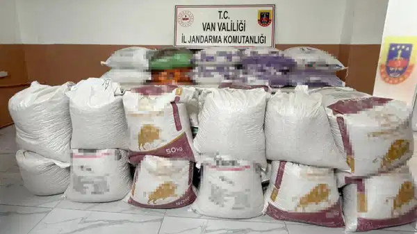 Van’da 3,5 milyon TL’lik gümrük kaçağı gıda maddesi ele geçirildi