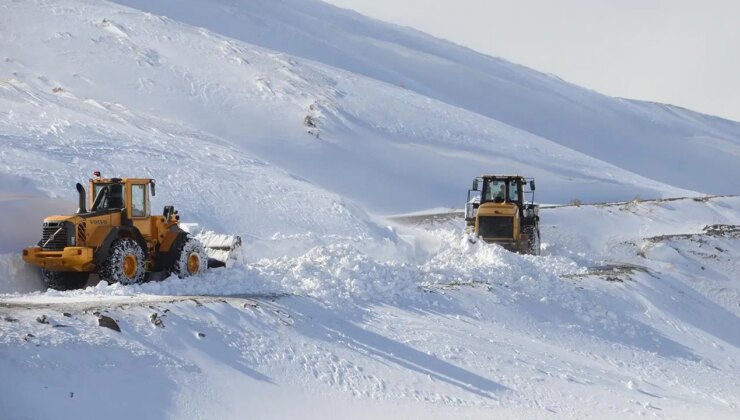 Van’da çığ nedeniyle 12 gündür kapalı olan yol açıldı