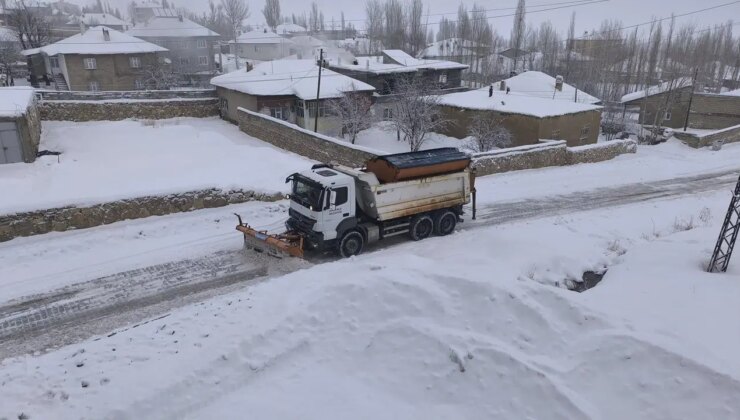 Van’da kar yağışı nedeniyle 53 yerleşim yeri ulaşıma kapandı