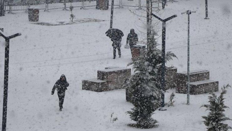 Van’da sert kış: Kardan 40 yerleşim yeri ulaşıma kapandı