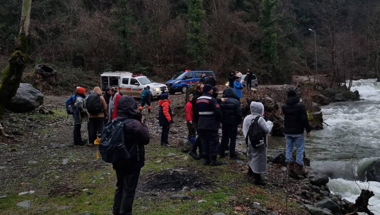 Yalova’da derenin debisi yükseldi: Mahsur kalan 19 kişi kurtarıldı!