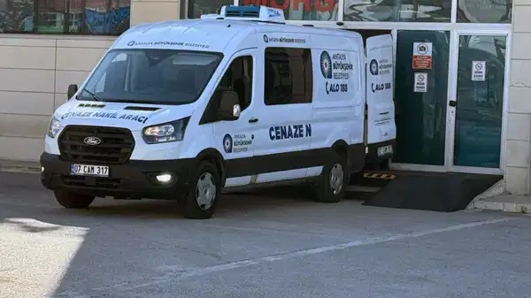 Yaşlı kadın teravihe giderken kamyonet çarptı, hayatını kaybetti