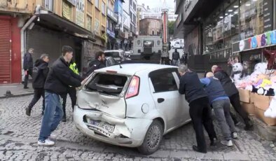 Yokuşta kayan araç yayaları ezdi: 4 yaralı