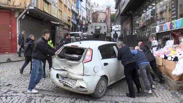 Yokuşta kayan araç yayaları ezdi: 4 yaralı