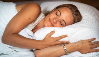 Yüzünüz geceleri şekil değiştiriyor olabilir: Yan yatarak uyumanın asimetriye etkisi