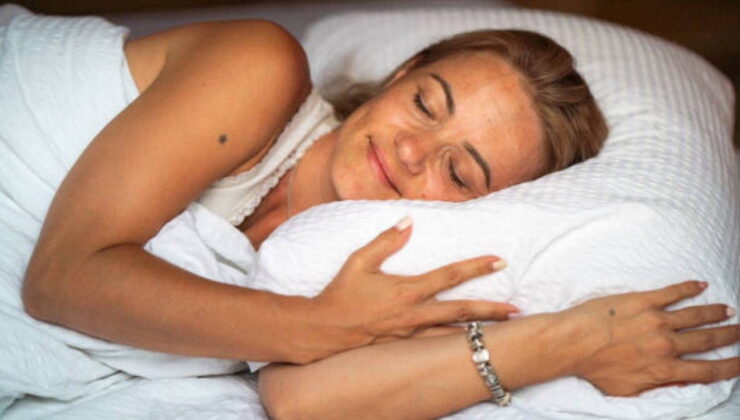 Yüzünüz geceleri şekil değiştiriyor olabilir: Yan yatarak uyumanın asimetriye etkisi