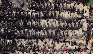 ABD-İsrail saldırısında ölen İranlı öğrencilerin mezarlarına ait yeni görüntüler