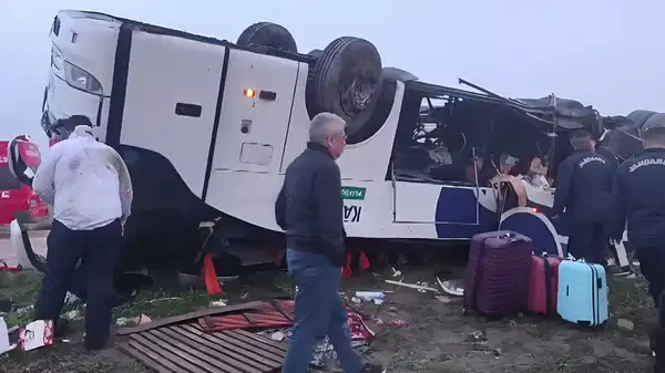 Adana’da bayram sabahı korkunç kaza… Yolcu otobüsü devrildi: Ölü ve yaralılar var!