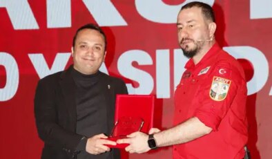 AKUT 30. Yılını kutladı: Gazetemiz Cumhuriyet’e ‘medya elçisi’ plaketi