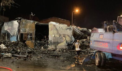 Ankara’da 100 hurda araç alev alev yandı