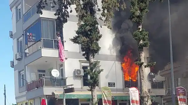 Antalya’da yangın paniği: Mahsur kalanlar kurtarıldı!