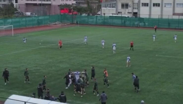 Artvin’de amatör maçta tekmeli yumruklu kavga!