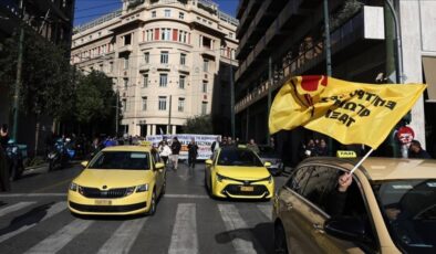 Atina’da taksiciler süresiz grevde