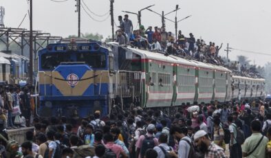 Bangladeş’te bayram öncesi tren yoğunluğu: Milyonlarca kişi yollara düştü