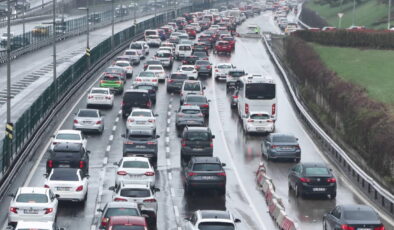 Bayram trafiği İstanbul’u kilitledi: Yoğunluk yüzde 69’a çıktı!
