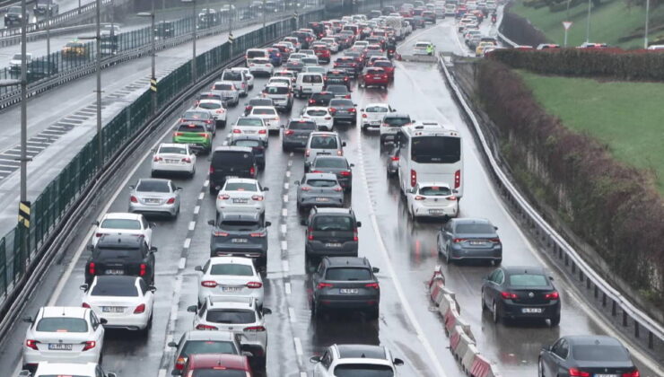 Bayram trafiği İstanbul’u kilitledi: Yoğunluk yüzde 69’a çıktı!