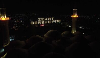 Bursa Ulu Cami’ye asılan mahya, Uludağ’a doğru ışıldadı