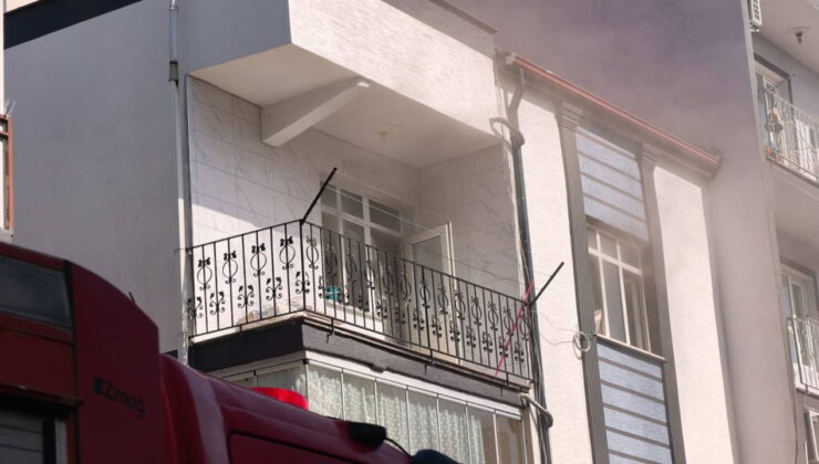 Bursa’da 3 katlı apartmanda yangın paniği