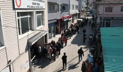 Bursa’da ‘APP’ plaka izdihamı: Kuyruk sokaklara taştı