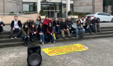Bursa’da sürgün edilen öğretmenin ‘Okulumu geri istiyorum’ eylemi ikinci haftasında
