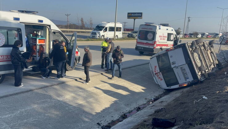 Çanakkale’de yolcu minibüsü devrildi: Yaralılar var!