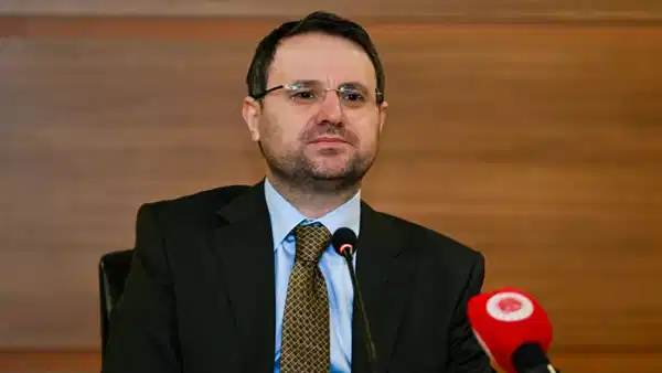 CHP’li Murat Emir dikkat çekti: Özgür Özel kürsüdeyken Akın Gürlek hakkında tazminat kararı servis edildi