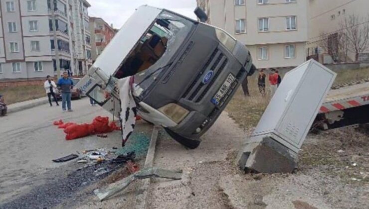 Çorum’da tarım işçilerini taşıya minibüs ile otomobil çarpıştı: 5 yaralı
