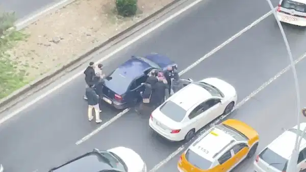 Diyarbakır’da trafikte gergin anlar: İki sürücü yol ortasında kavgaya tutuştu