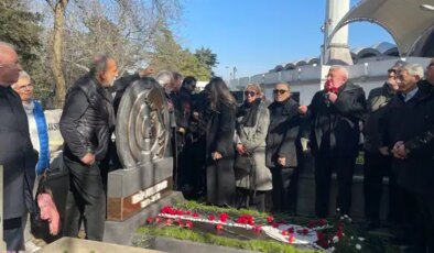 Edip Akbayram ölüm yıl dönümünde mezarı başında anıldı