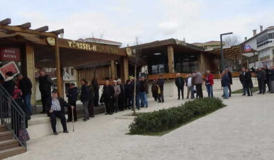Edirne’de Halk Kasap önünde kuyruk: ’75 yaşındayım ayakta dikiliyorum, 150-200 lira daha ucuza alalım diye’