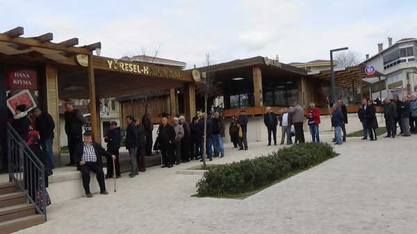 Edirne’de Halk Kasap önünde kuyruk: ’75 yaşındayım ayakta dikiliyorum, 150-200 lira daha ucuza alalım diye’