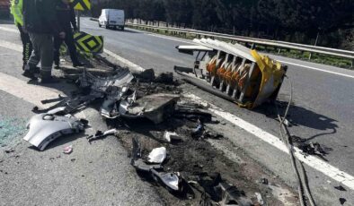 Esenler’de cip refüje çarptı: Araçta sıkışan sürücü yaralandı