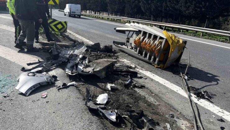 Esenler’de cip refüje çarptı: Araçta sıkışan sürücü yaralandı