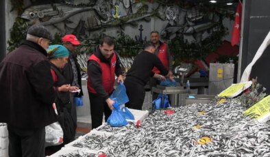 Fiyatı 50 TL’ye düştü, yurttaşlar metrelerce kuyruk oluşturdu!
